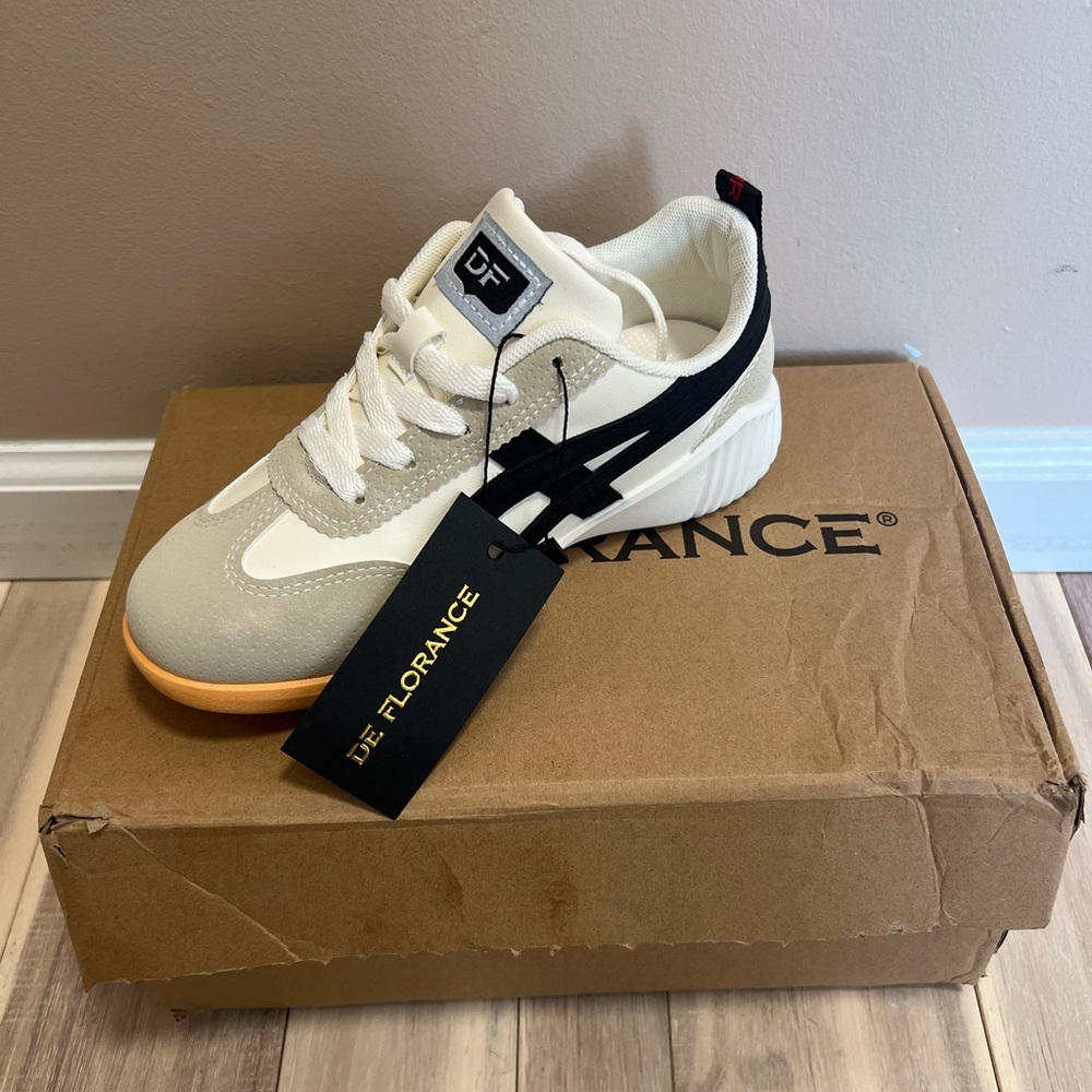 NWT DeFlorance Athleisure Shoes/Sneakers. Size 5 US Women